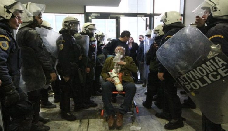 Με ΜΑΤ και χημικά βγήκαν «στο σφυρί» οι πρώτες κατοικίες